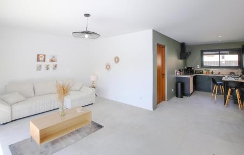un salon avec un canapé blanc et une table dans l'établissement Beautiful Home In Puy St Martin, à Puy-Saint-Martin