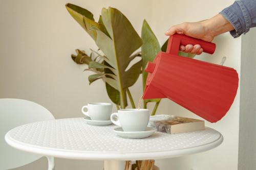 Utensilios para hacer té y café en Grillo Suite