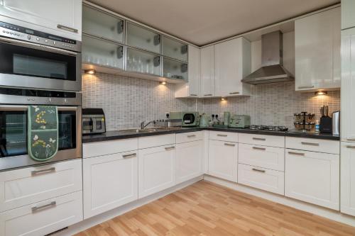 Η κουζίνα ή μικρή κουζίνα στο Queens Crescent - Stylish retreat and Tranquil