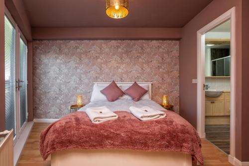Ένα ή περισσότερα κρεβάτια σε δωμάτιο στο Queens Crescent - Stylish retreat and Tranquil