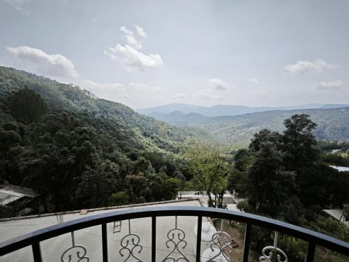 ランズドーンにあるDream Land Homestayのバルコニーから渓谷の景色を望めます。