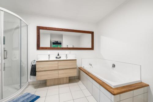 Ένα μπάνιο στο Sunny Paihia Retreat with BBQ, Spa and Pool