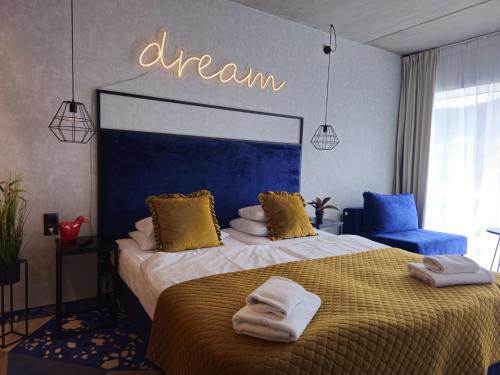 a bedroom with a bed and a sign that says dream at Biała Perła Residence Czarna Góra in Sienna