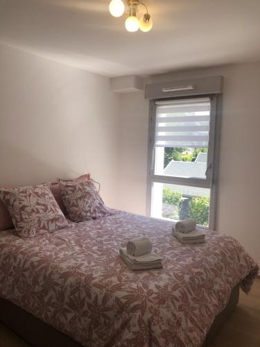 une chambre avec un lit avec deux chapeaux dessus dans l'établissement Appartement T2 48 m2 le Cliper B proche du lac, 1 chambre garage terrasse, à Aix-les-Bains