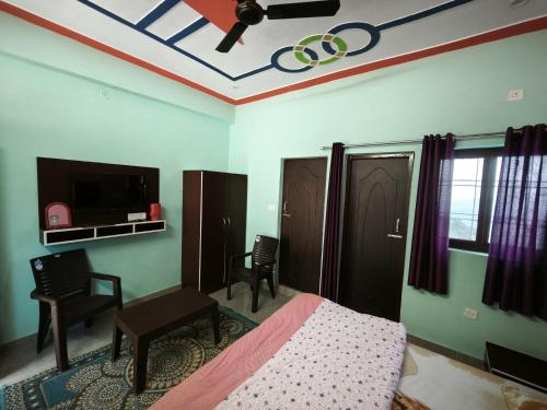 ランズドーンにあるDream Land Homestayのベッドルーム1室(ベッド1台、椅子付)