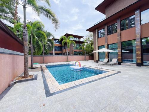 a swimming pool in front of a building at 福湾海涛 in Sanya