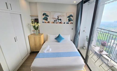 une petite chambre avec un lit et un balcon dans l'établissement Vinhomes Greenbay Studio Luxury Apt #Jerry's House, à Hanoï