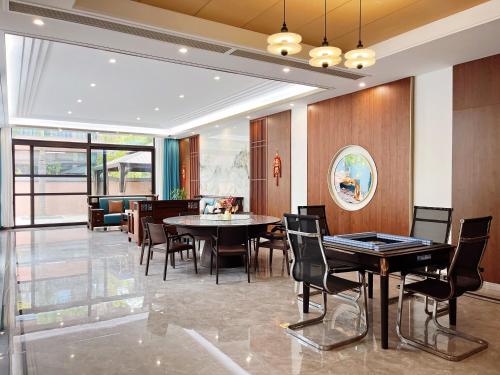 a dining room with a table and chairs at 福湾海涛 in Sanya
