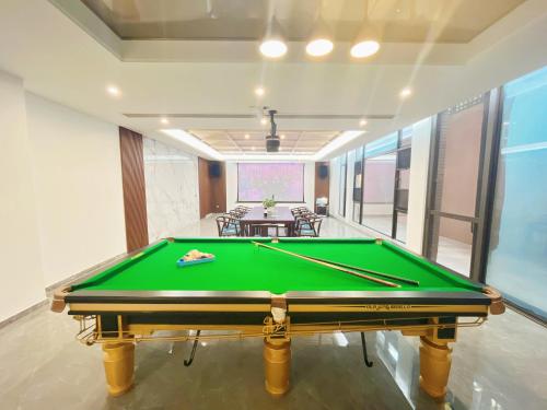 a pool table in a room with a pool table at 福湾海涛 in Sanya