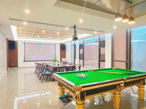 a pool table in a room with a projection screen at 福湾海涛 in Sanya