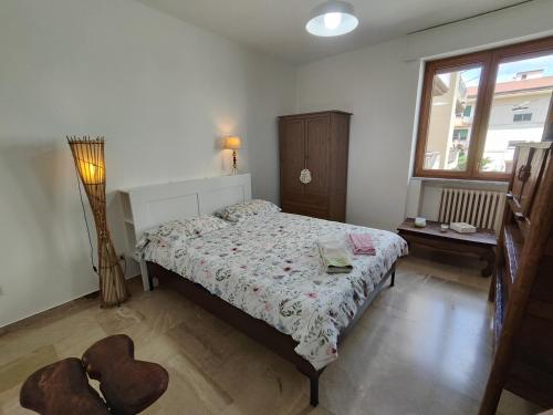 a small bedroom with a bed and a window at Corsica 23 - Affitti Brevi Italia in Gravina in Puglia