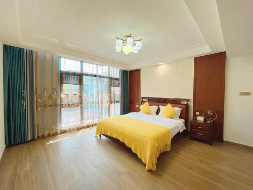 a bedroom with a large bed and a window at 福湾海涛 in Sanya