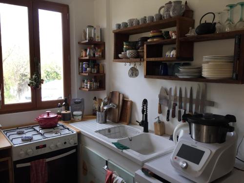 Il comprend une cuisine équipée d'un évier et d'une cafetière. dans l'établissement Petite maison d'artitstes en Provence, à Auriol