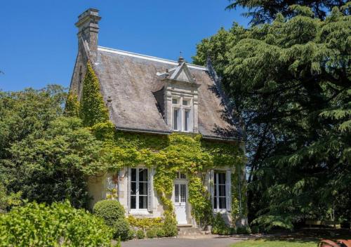 an old house with ivy growing on it at Domaine de la Tortinière in Montbazon