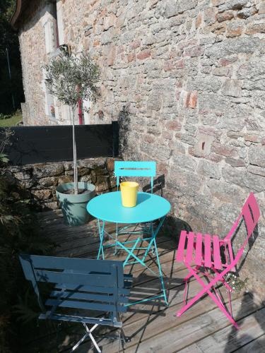 two chairs and a table and a table and chairs at Chambres d'hôtes Kersonan in Saint-Jean-Brévelay