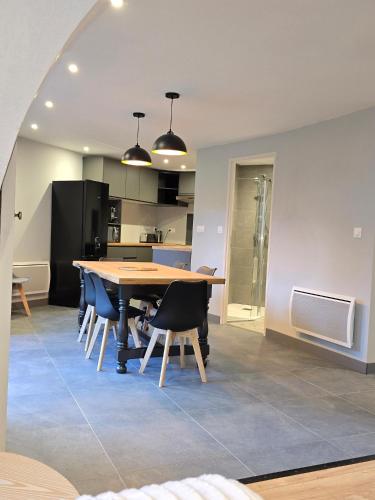 - une salle à manger et une cuisine avec une table et des chaises en bois dans l'établissement Le Lagon Saint Lary 8 pers classé 4 diamants 3 étoiles, à Saint-Lary-Soulan