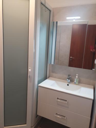 Ένα μπάνιο στο Villa Macky