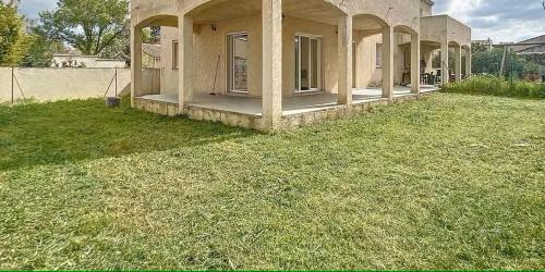 une vieille maison avec une cour avec de l'herbe dans l'établissement Appartement avec jardin, à Gardanne