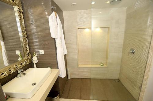 Un baño de Ramada by Wyndham Multan