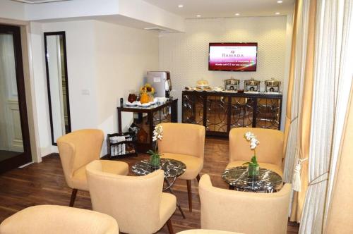 Zona de estar de Ramada by Wyndham Multan