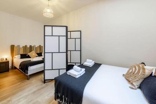 une chambre avec un grand lit et un canapé dans l'établissement L'Atelier - Plage à 50m et Remparts à 500m, à Saint-Malo