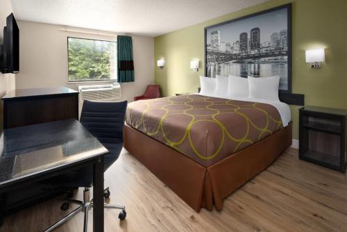 Giường trong phòng chung tại Super 8 by Wyndham Richmond Midlothian Turnpike