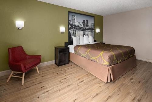 Giường trong phòng chung tại Super 8 by Wyndham Richmond Midlothian Turnpike