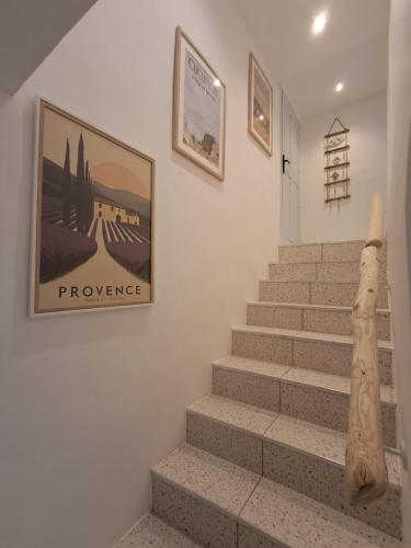 un escalier avec une peinture sur le mur dans l'établissement Appartement climatisé avec terrasse et vue sur le Luberon, à Lagnes