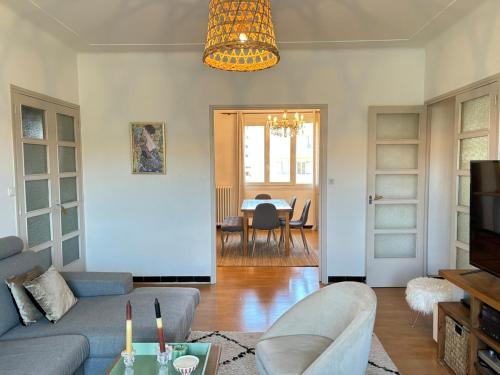 un salon avec un canapé et une table dans l'établissement Le Five, à Aix-en-Provence