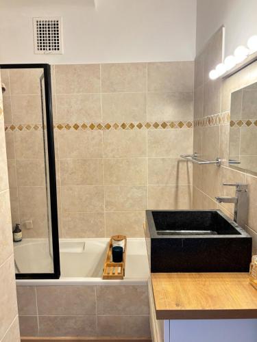 une salle de bain avec un lavabo et une baignoire dans l'établissement Le Five, à Aix-en-Provence