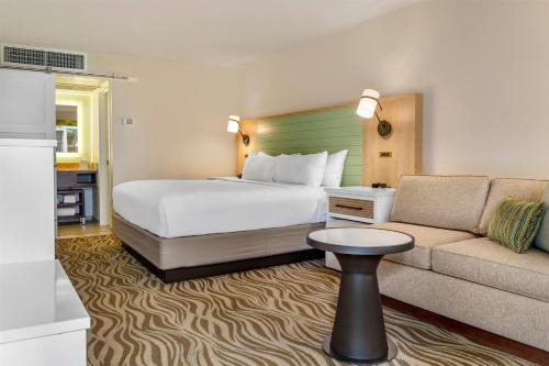 Wyndham Garden Lake Buena Vista Disney Springs® Resort Area Image