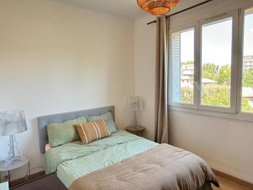 une chambre avec un lit et une fenêtre dans l'établissement Le Five, à Aix-en-Provence