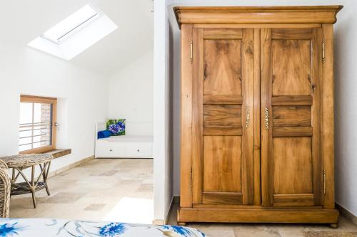 a wooden door in a room with a table at Hofgut Dösterhof - Hotelzimmer in Wadern