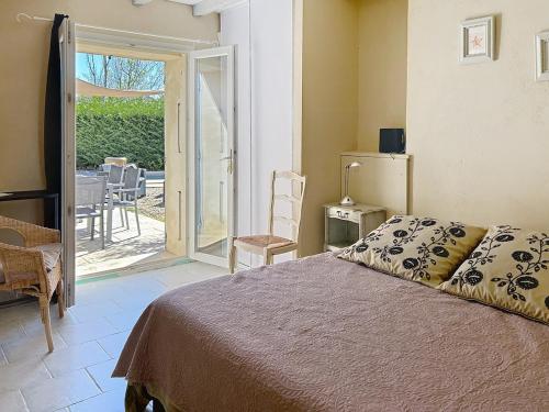 une chambre avec un lit et une porte coulissante en verre dans l'établissement Mazet en pierres pour 6 personnes-3 chambres-piscine, à Puyméras