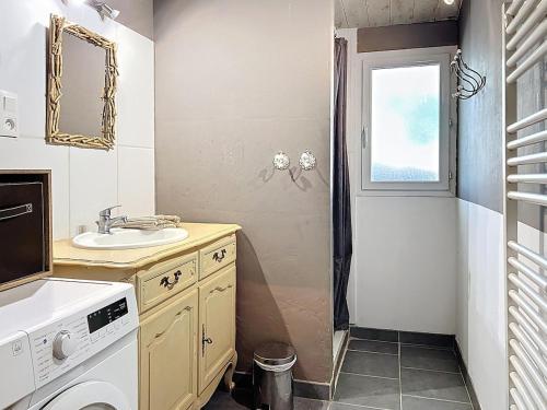une salle de bain avec un lavabo et une machine à laver dans l'établissement Mazet en pierres pour 6 personnes-3 chambres-piscine, à Puyméras
