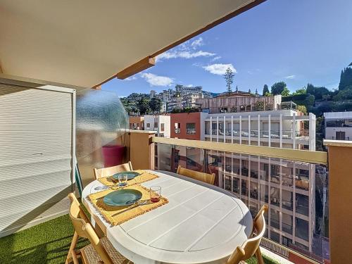 un balcon avec une table et des chaises sur un immeuble dans l'établissement Hello Menton, à Menton