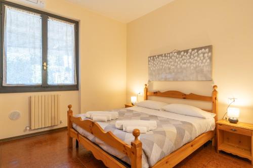 Postel nebo postele na pokoji v ubytování SunsetView - Lake Como swimming pool and garden