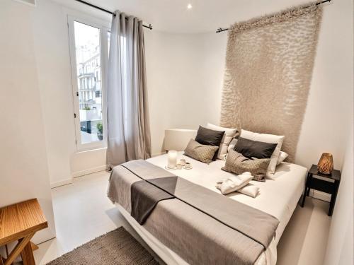 une chambre avec un grand lit et une fenêtre dans l'établissement FRGK 