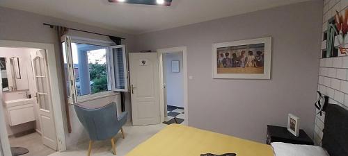 Μια τηλεόραση ή/και κέντρο ψυχαγωγίας στο Apartments Rock Palace