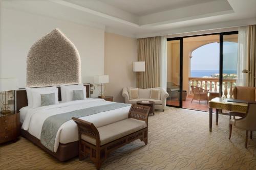 Postel nebo postele na pokoji v ubytování Marsa Malaz Kempinski, The Pearl