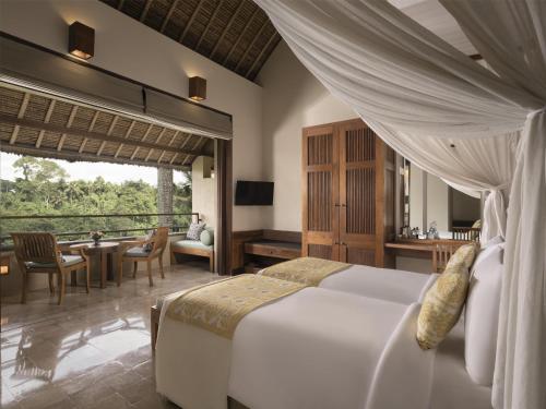 Postel nebo postele na pokoji v ubytování Alila Ubud