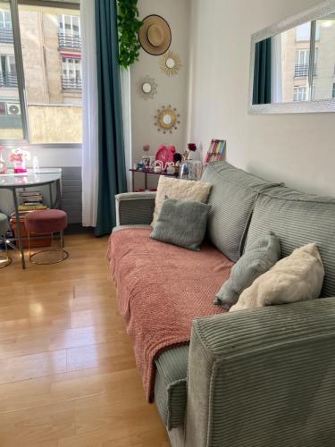 un salon avec un canapé et une table dans l'établissement Charmant Studio près des Champs Elysées, à Paris