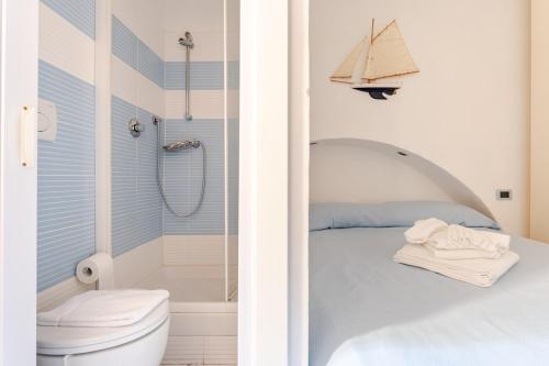 Ένα μπάνιο στο La Ligure nel Mare - the Sunset apt with SEA VIEW