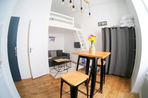 une petite salle à manger avec une table et des chaises dans l'établissement Studio cœur de ville - 2 personnes, à Les Sables-dʼOlonne