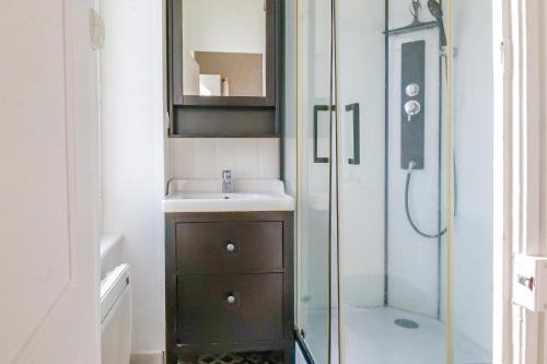 une salle de bain avec un lavabo et une douche dans l'établissement Studio cœur de ville - 2 personnes, à Les Sables-dʼOlonne