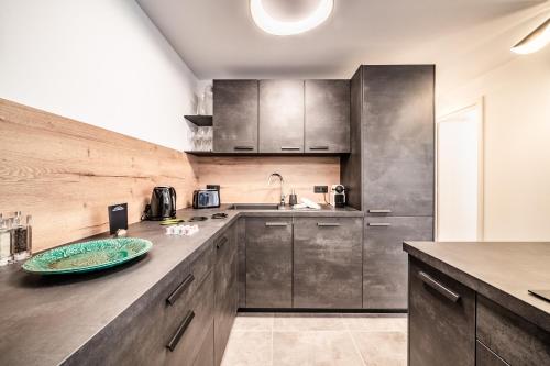 una cucina con armadi in acciaio inossidabile e lavandino di Apartment Omas Les Houches - by EMERALD STAY a Les Houches