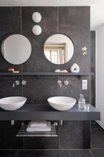 une salle de bain avec deux lavabos et deux miroirs dans l'établissement Rieucoulon Estate, 18th century, 12 guests, à Montpellier