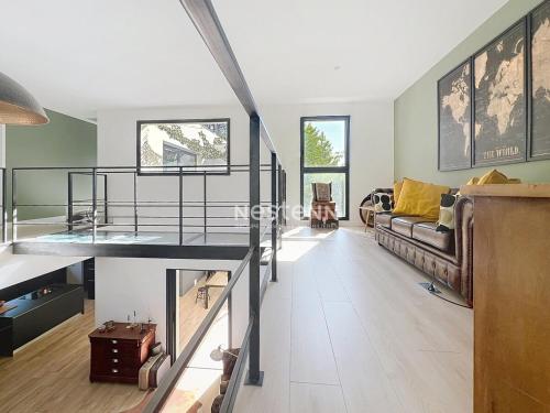 un salon avec un escalier et un canapé dans l'établissement 3392-Magnifique villa avec piscine privative, à Baho