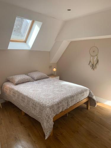 une chambre avec un grand lit dans un grenier dans l'établissement La Motte Forte, à Arnay-le-Duc