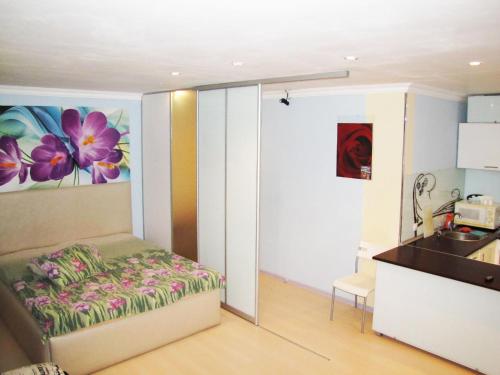 トリヤッチにあるApartment on Gorkogoのベッド1台とシンクが備わる客室です。
